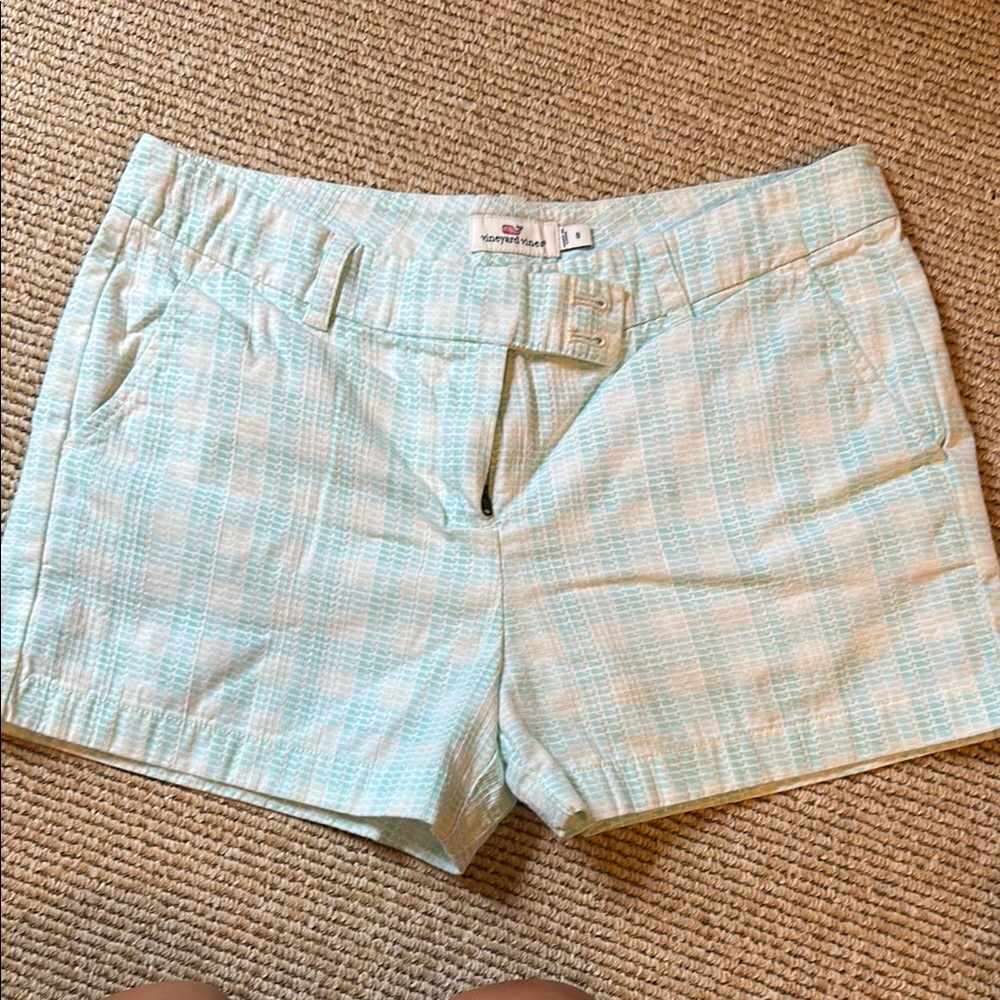 Vineyard Vines Women's size 8 aqua and white whale Pastel 3" inseam Shorts